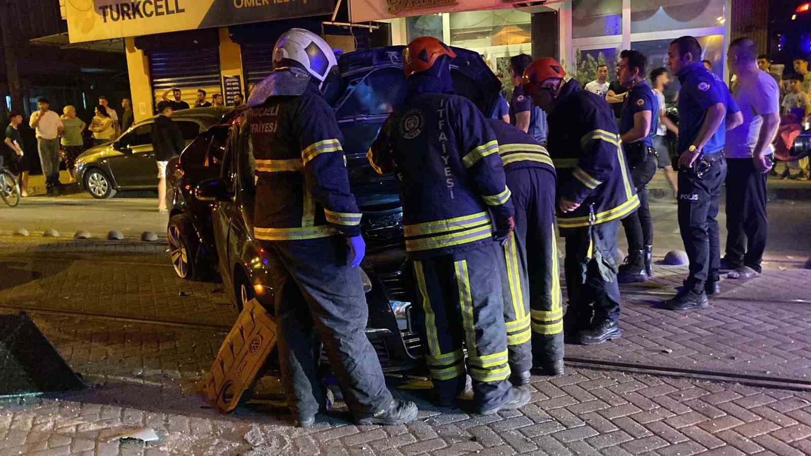 Alkollü sürücü tramvay yoluna daldı: 2 yaralı