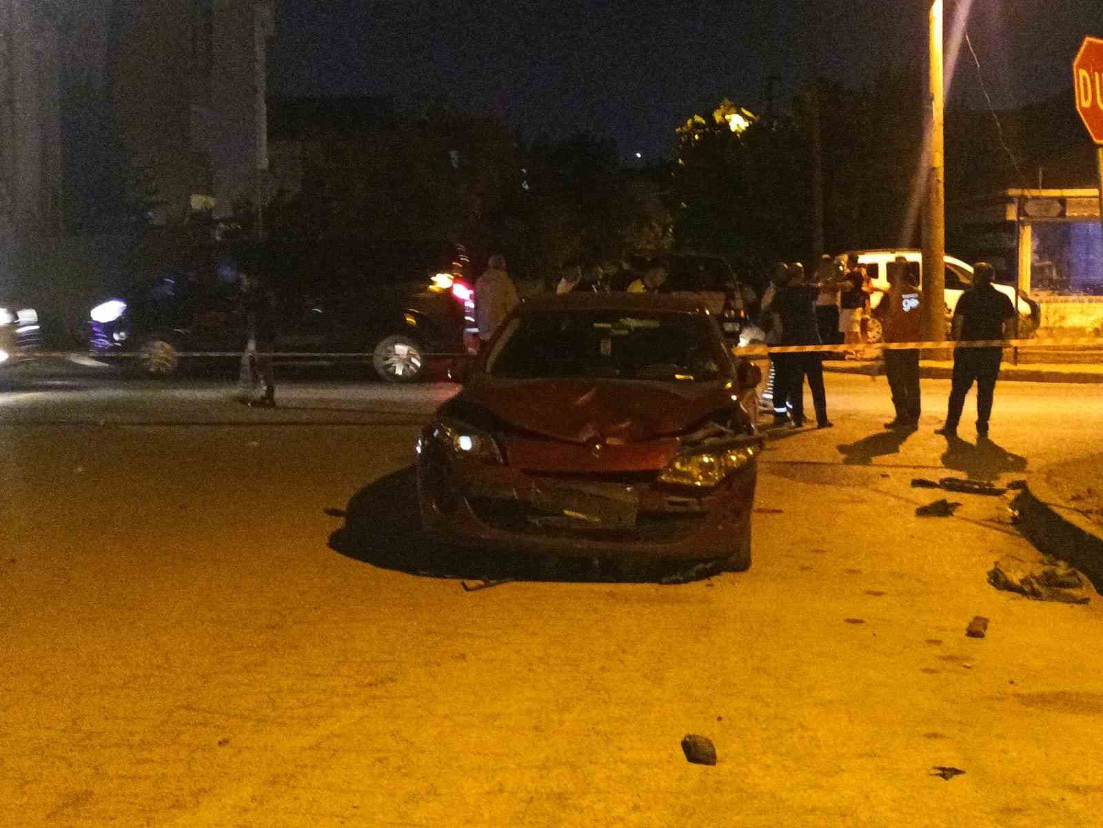 Otomobille çarpışan motosikletin sürücüsü hayatını kaybetti, oğlu ağır yaralandı
