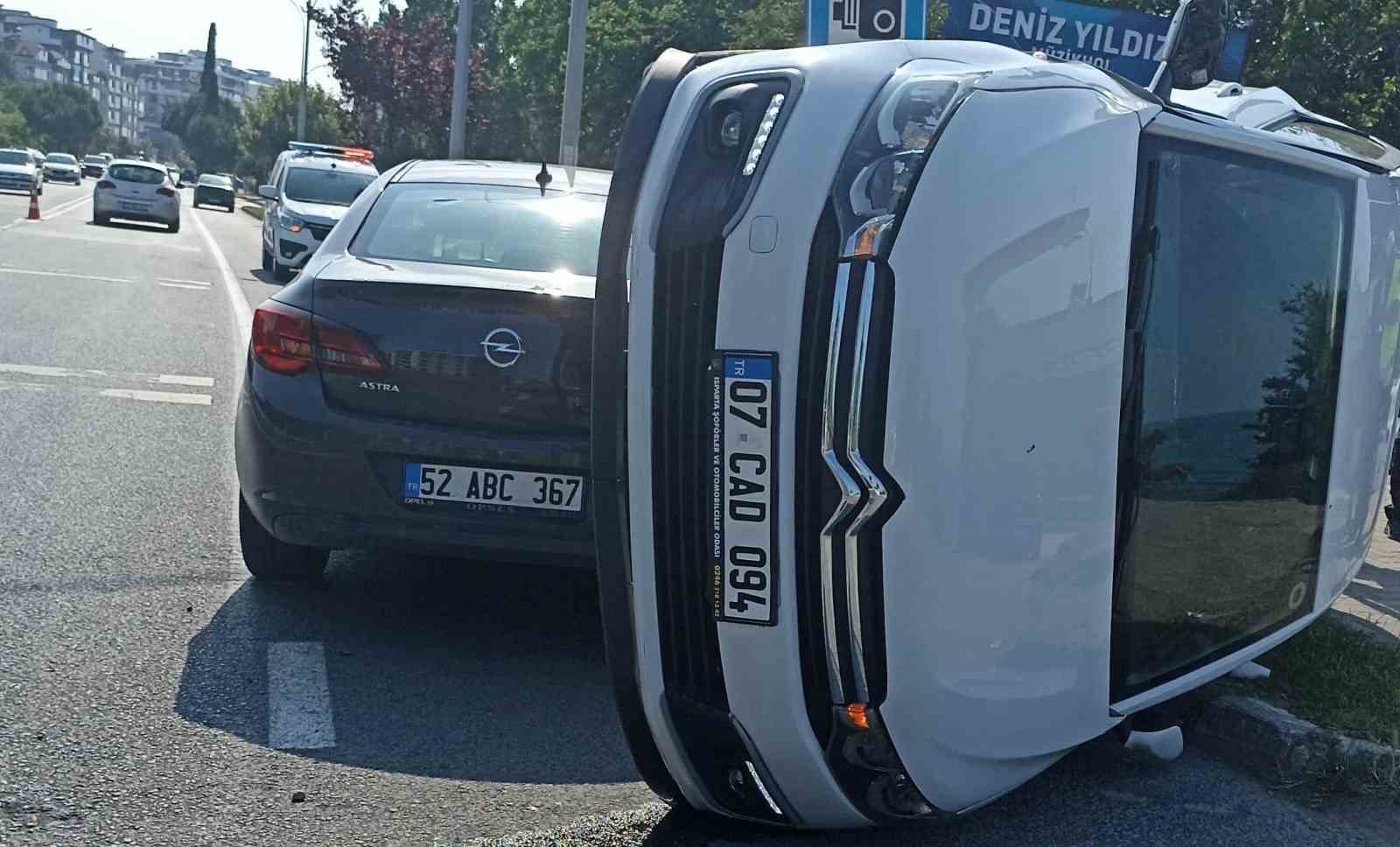 Ordu’da 2 otomobil çarpıştı, birisi takla attı