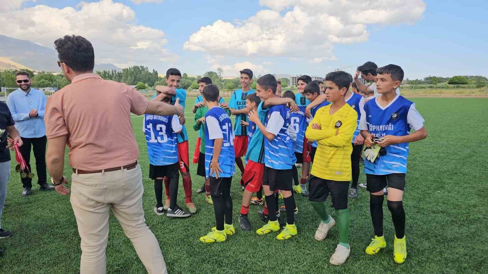 Adilcevaz’da okullar arası futbol turnuvasında kupa Aydınlar beldesinin oldu
