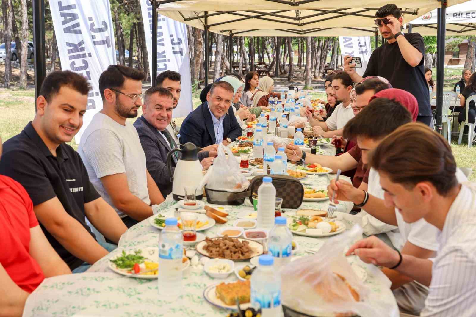 Bayramda evine gidemeyen öğrencilerle bir araya geldi