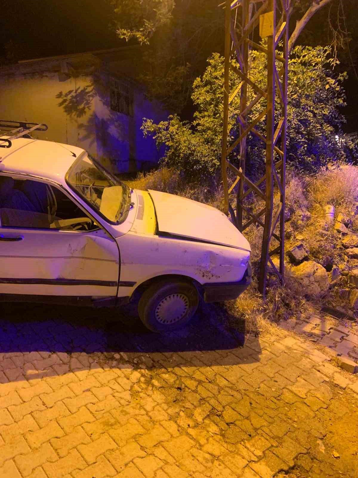 Otomobil elektrik direğine çarptı: 3 yaralı