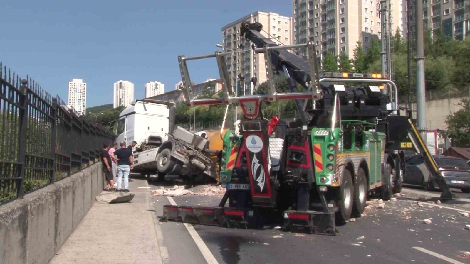 Maltepe’de hafriyat kamyonu devrildi, yol trafiğe kapandı