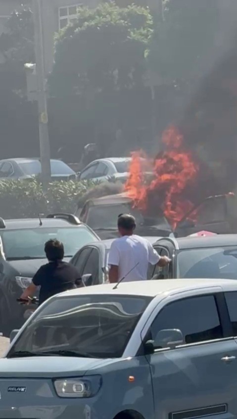 Kartal’da otomobil alev alev yandı
