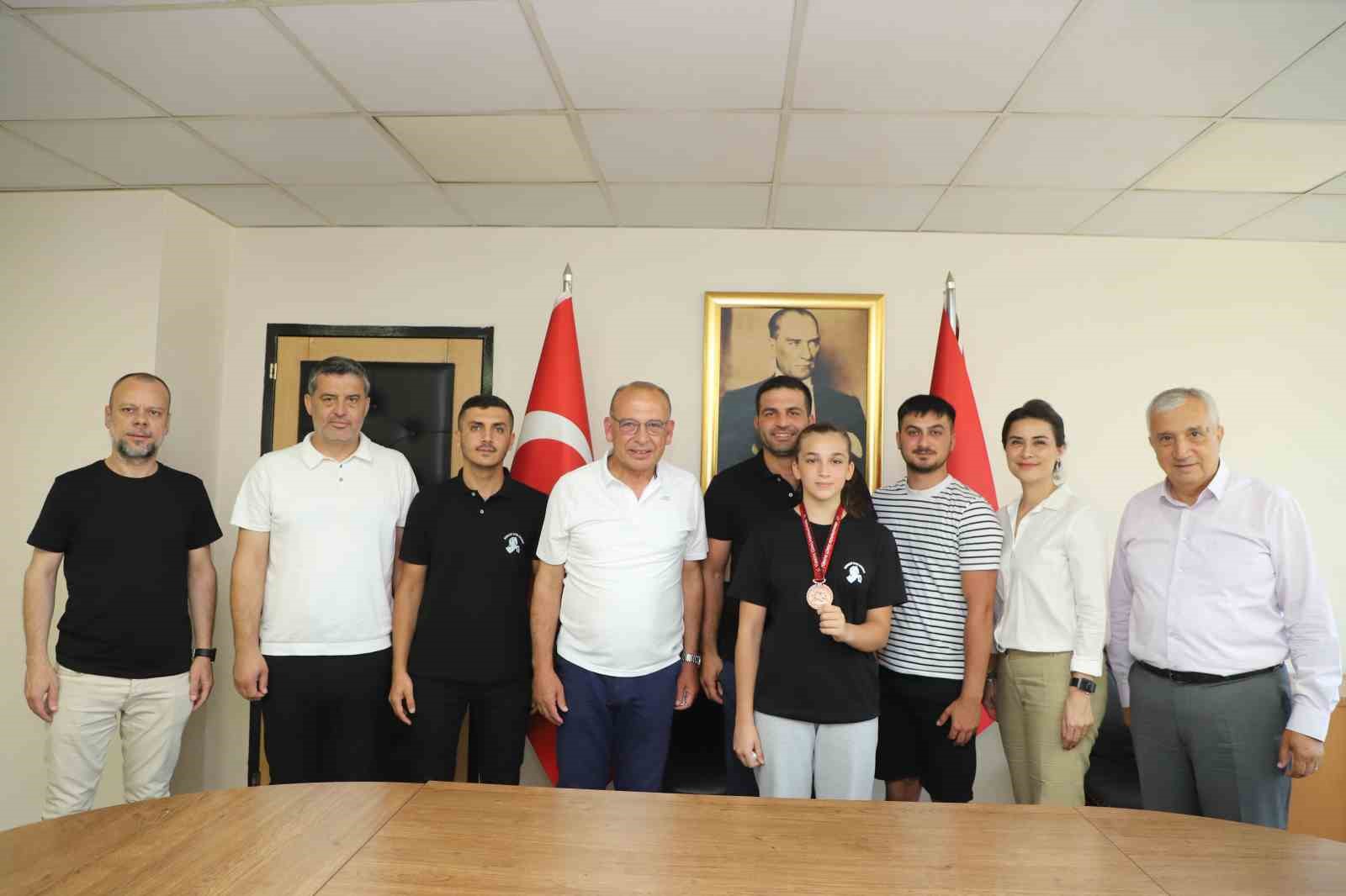 Turgutlulu şampiyon güreşçilerden Başkan Akın’a ziyaret