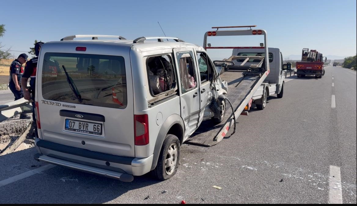 Refüje devrilen hafif ticari araçta 2 kişi yaralandı