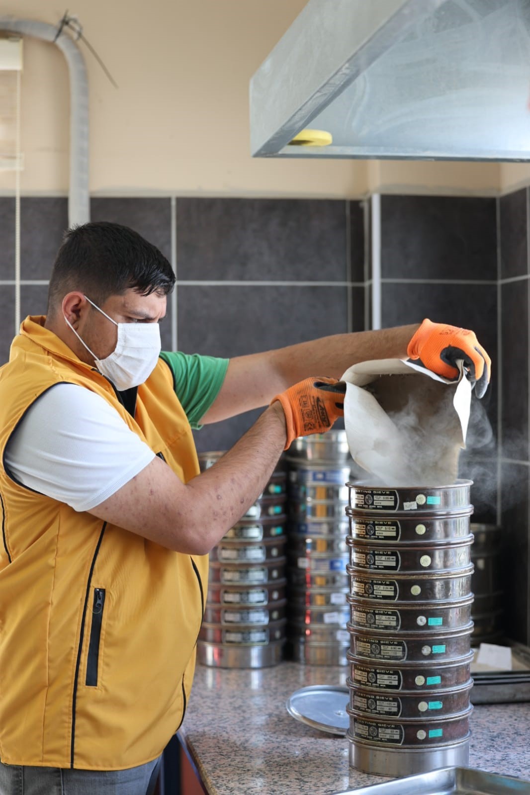 Betonun, asfaltın ve zeminin kalitesi burada ölçülüyor