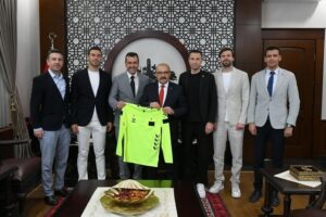 Balıkesirli Süper Lig hakemleri ve gözlemciler Vali Ustaoğlu’nu ziyaret etti