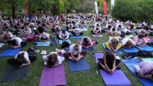 Denizli’de 300 kadın aynı anda yoga yaptı