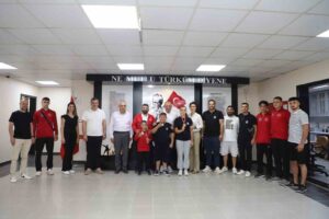 Turgutlulu şampiyon güreşçilerden Başkan Akın’a ziyaret