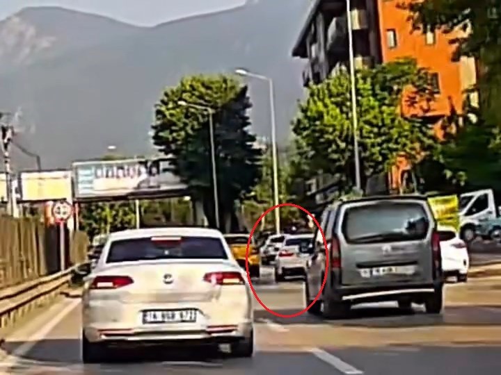 Makas atan sürücü kameraya yakalandı