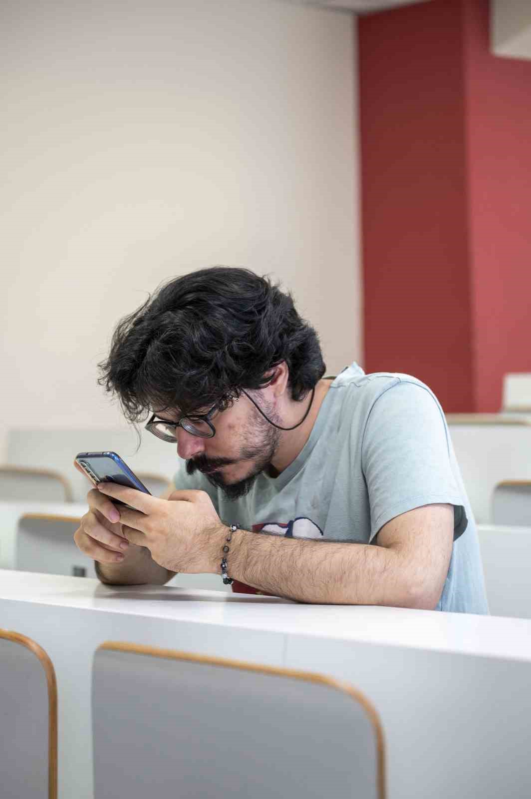 Yüzde 60 görme engeline rağmen önce YKS Türkiye şampiyonu oldu, şimdi de üniversiteyi birincilikle bitirdi