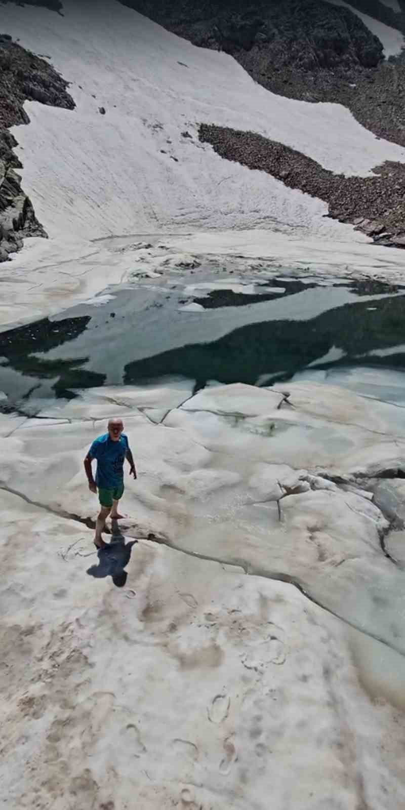 Haziran ayında Uludağ’da buzla kaplı gölde yüzdüler