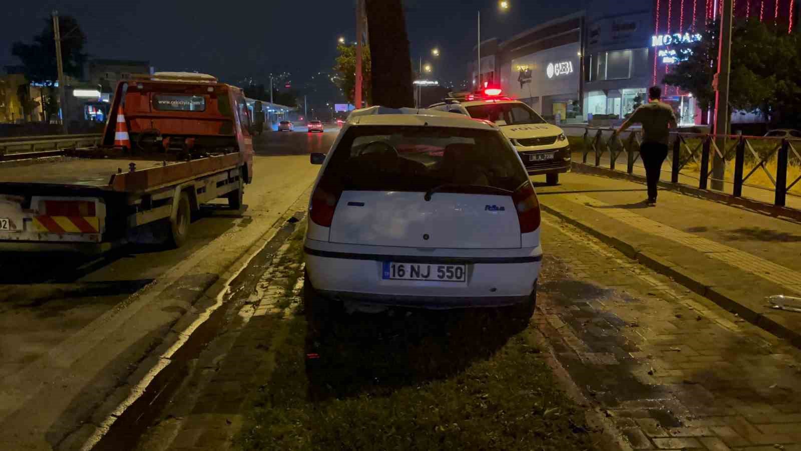 Direksiyon hakimiyetini kaybeden sürücü ağaca çarptı