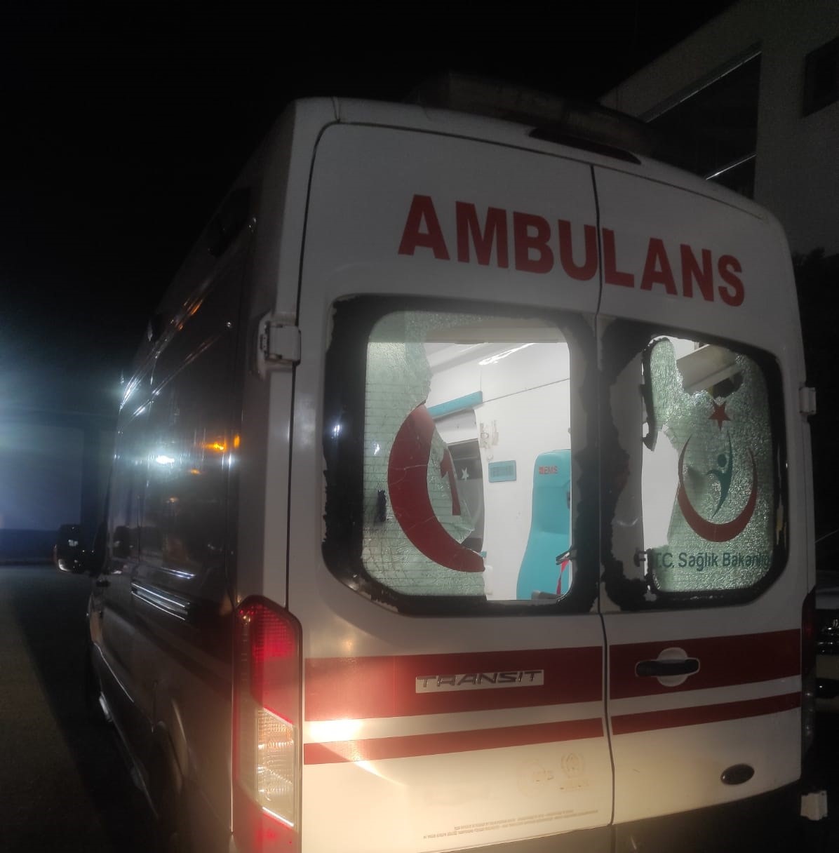 Diyarbakır’da iki ambulans akli dengesi yerinde olmayan şahıs tarafından taşlandı