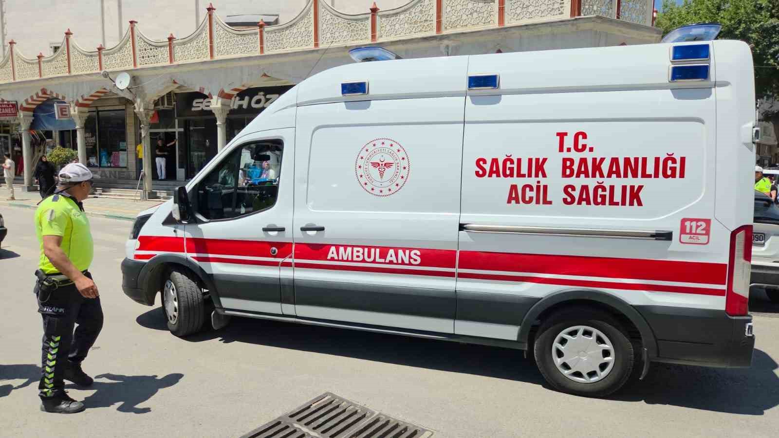 Fren yerine gaza basınca kaldırımdaki yayalara çarptı