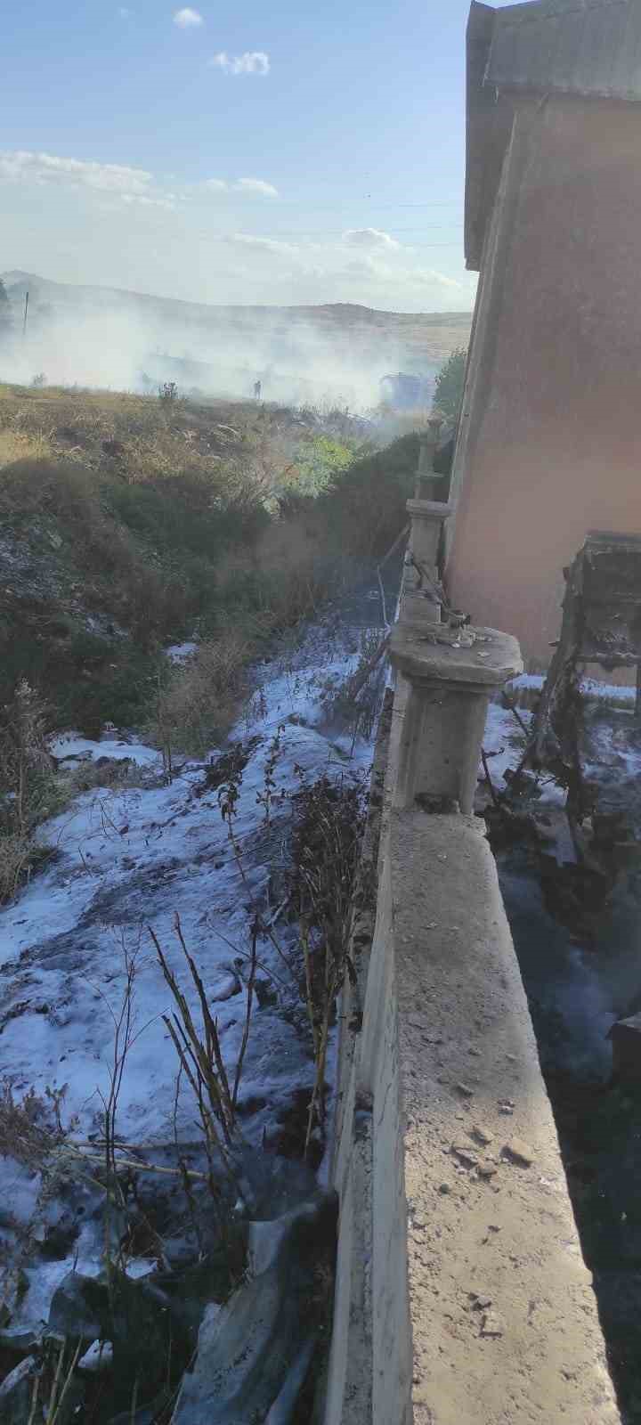 Park halindeki kamyonda çıkan yangın otluk alana sıçradı