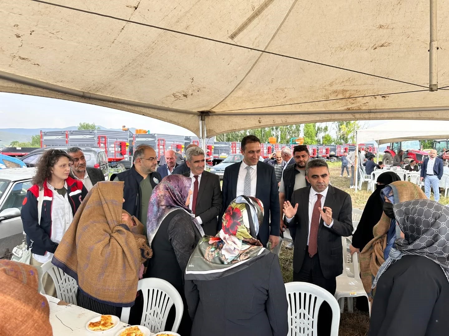 Kooperatifleşmeye tarım makinesi desteği