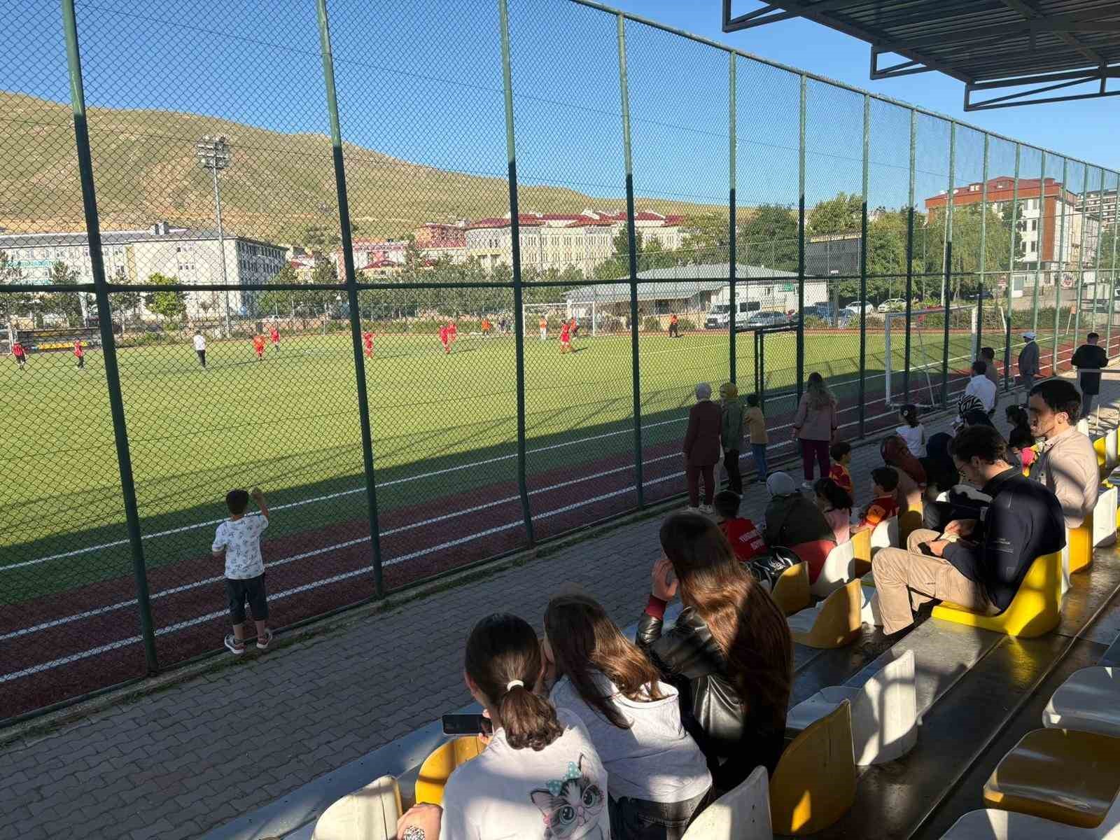 Bayburt’ta koruyucu babalar futbol turnuvasında bir araya geldi