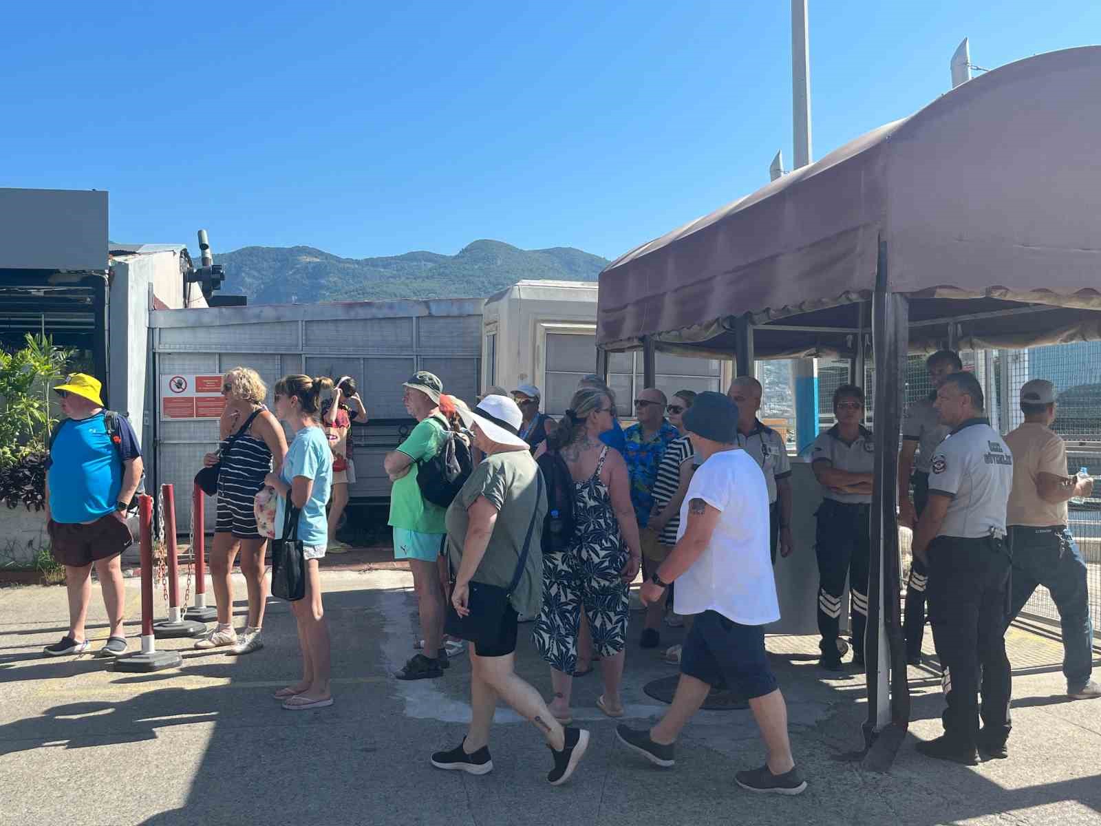 Bin 794 yolcu 740 mürettebatlı dev gemi Alanya’ya iskelesine demirledi