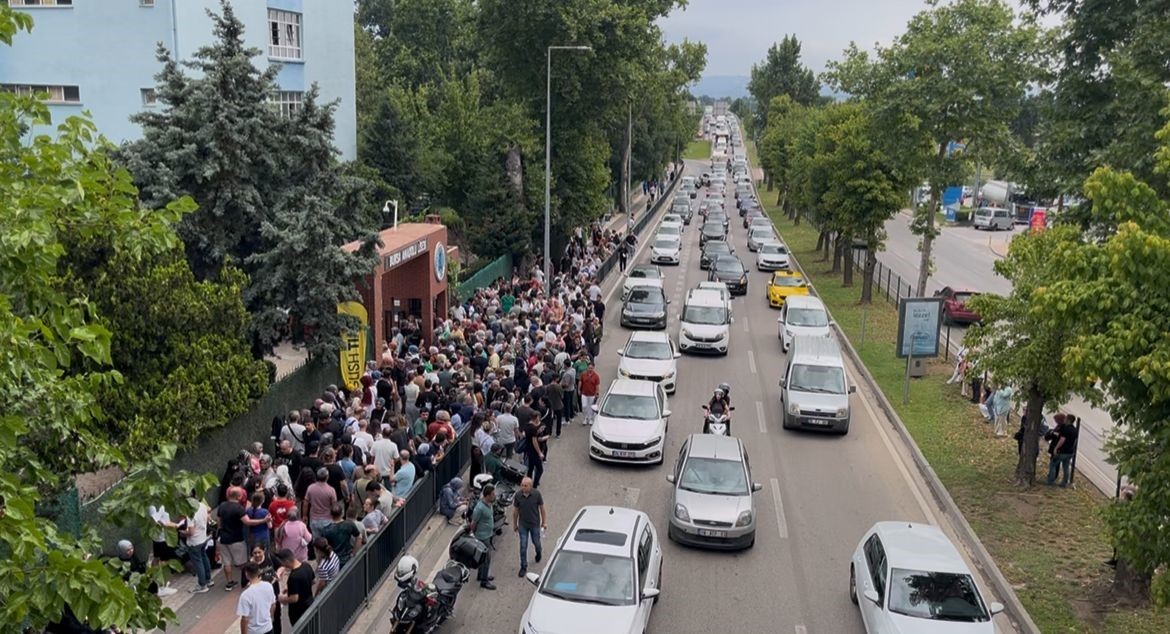 Bursa’da YKS öncesi trafik yoğunluğu öğrencilere zor anlar yaşattı
