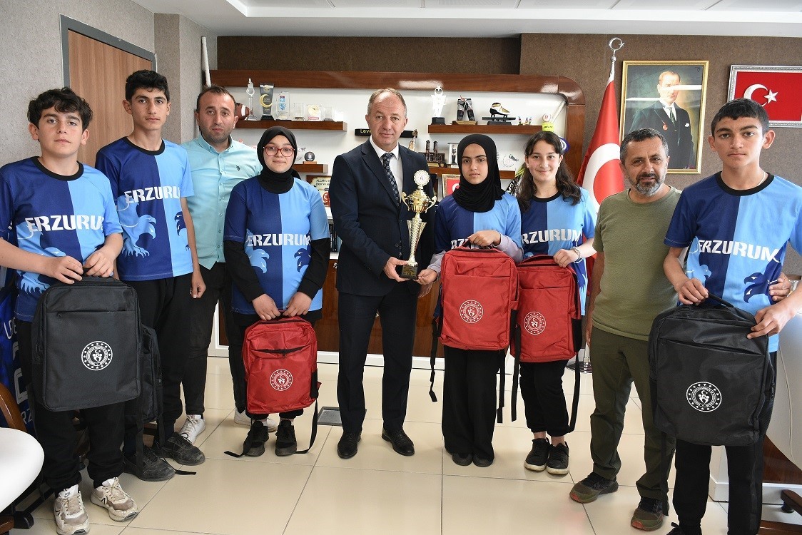 Çakmur kutladı hediye verdi