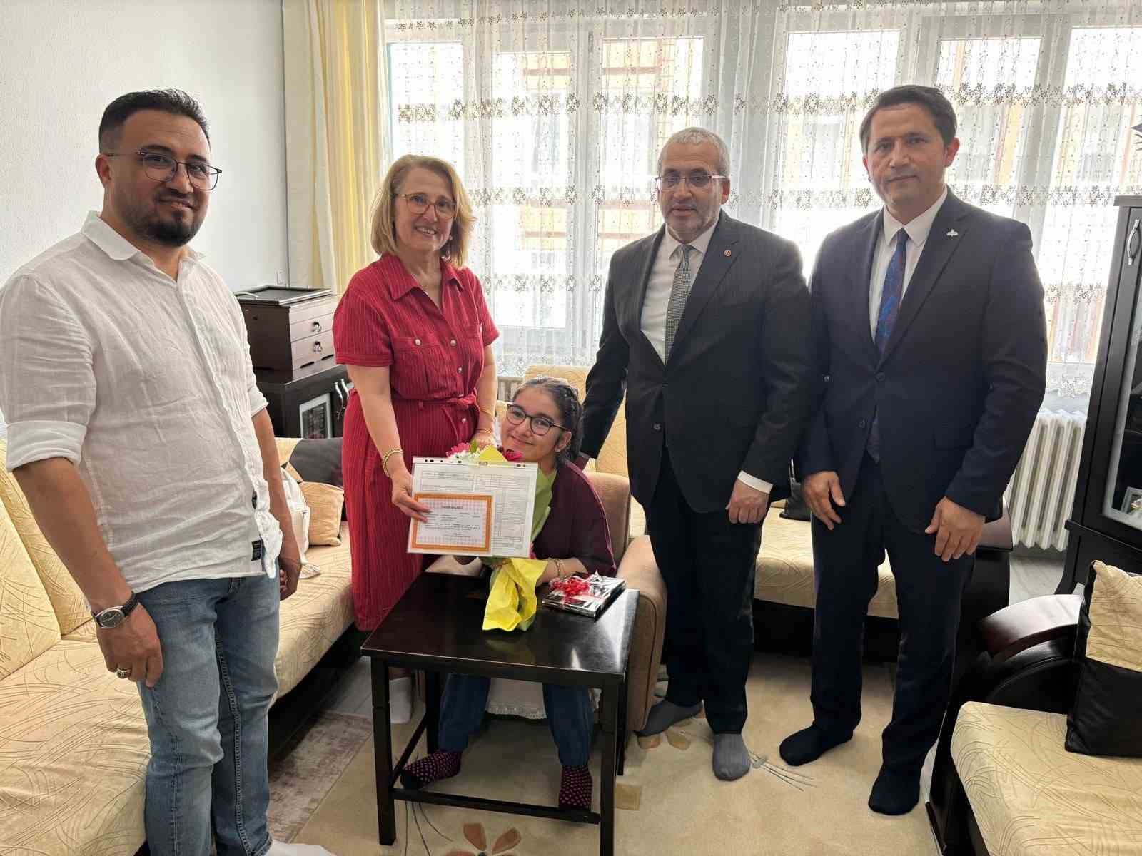 Hastalığı sebebiyle okula gidemedi, evde eğitimle mezun oldu