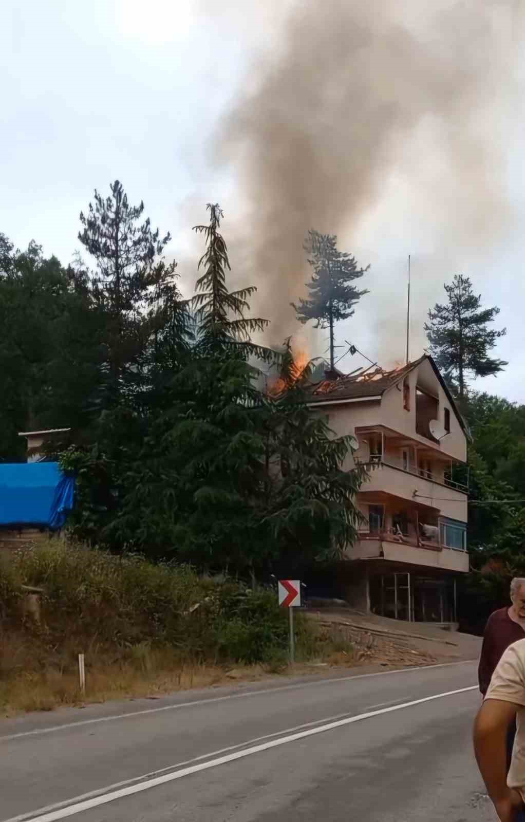 Bartın’da bir evin çatısından yükselen alevler korkuttu