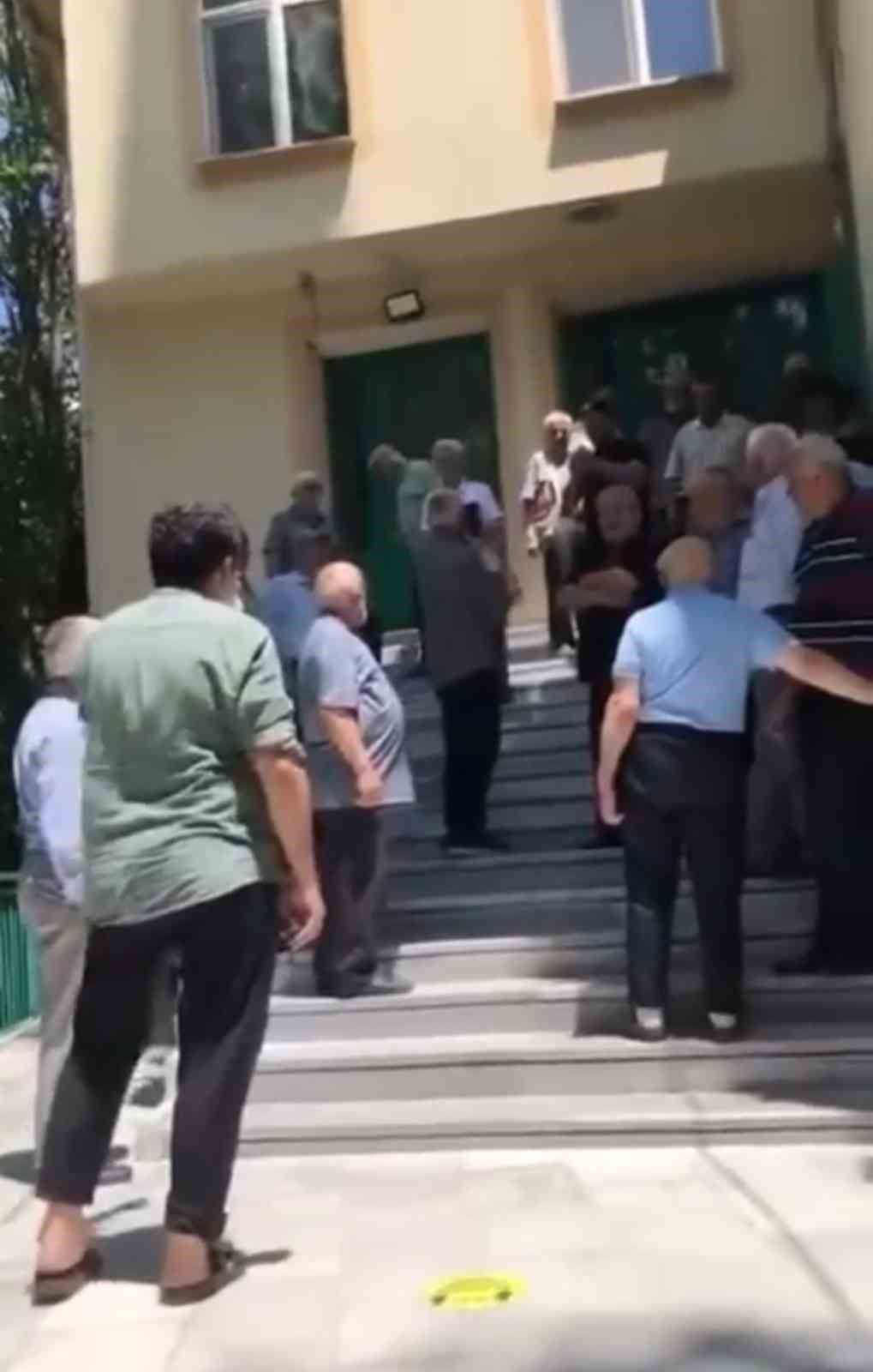 Ataşehir’de imam caminin kapısını kilitledi, cemaat mağdur oldu