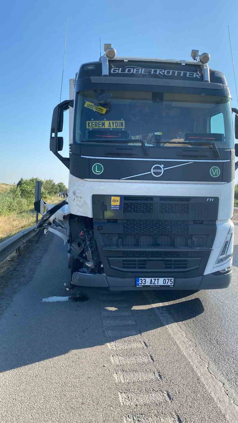 Karacabey’de traktör ile çekici çarpıştı: 1 yaralı