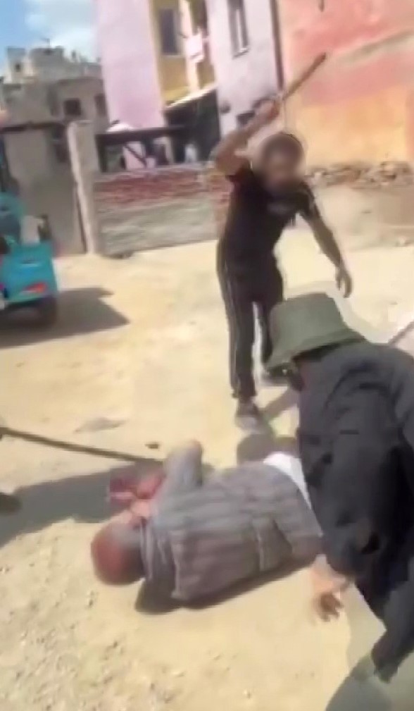 Adli kontrolle serbest kalmıştı, yeni görüntüleri çıktı: Yaşlı adamı da sopayla dövmüş