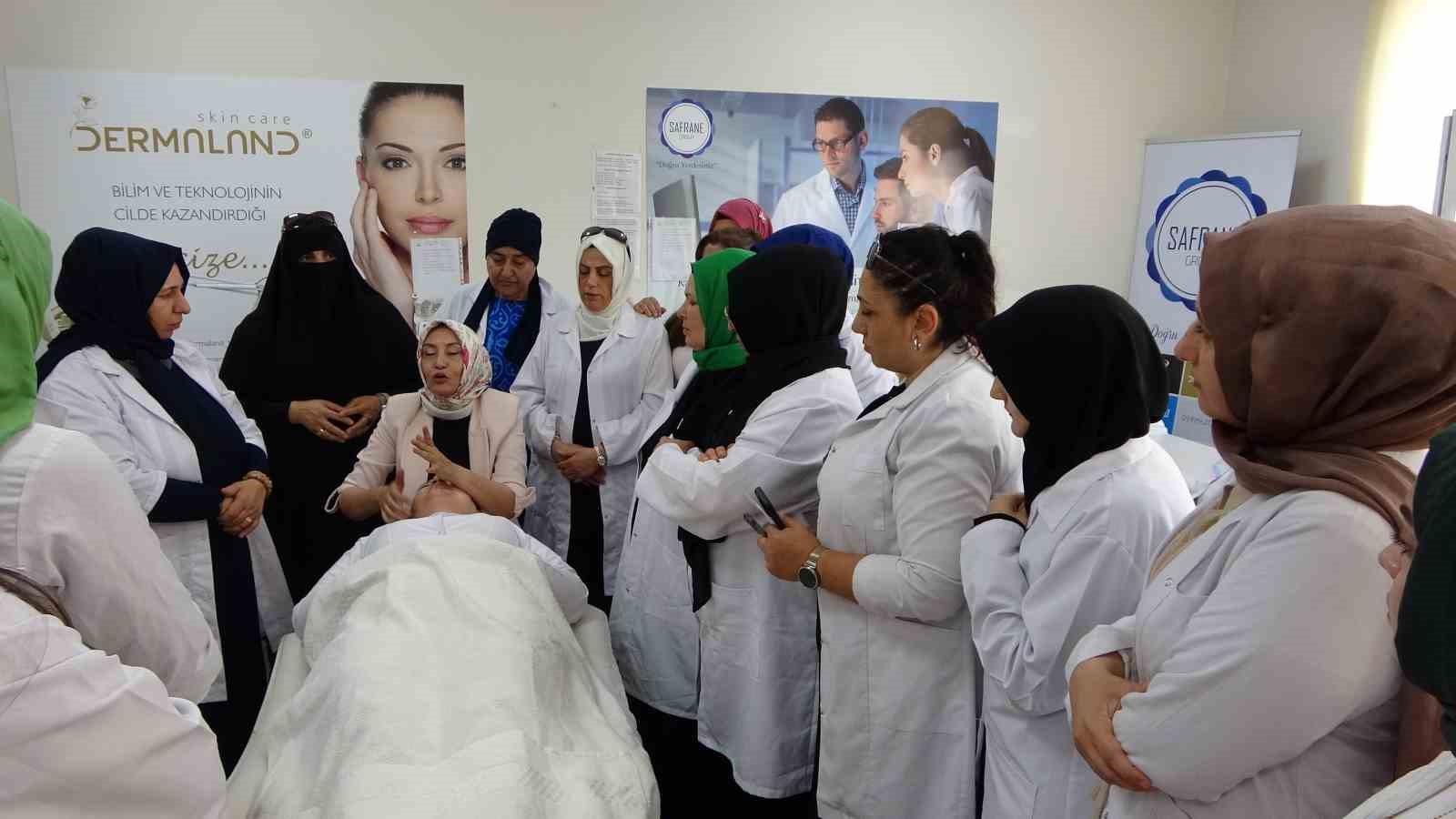 Pendik Halk Eğitim Merkezi’nde kadınlar SPA ve kalıcı makyaj eğitimiyle meslek sahibi oluyor