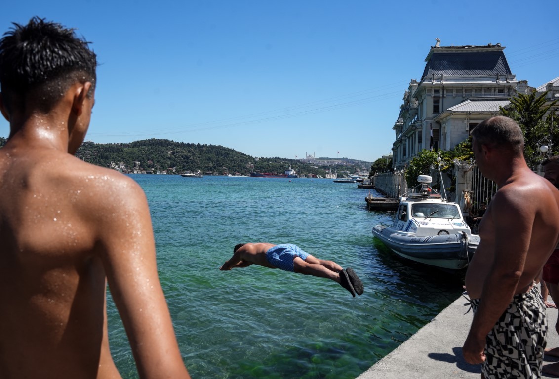 Sıcak havadan bunalan İstanbullular Boğaz’da serinledi