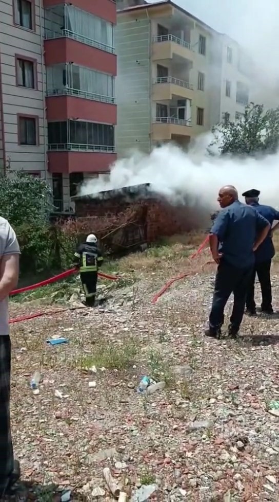 Elazığ’da odunluk yangını