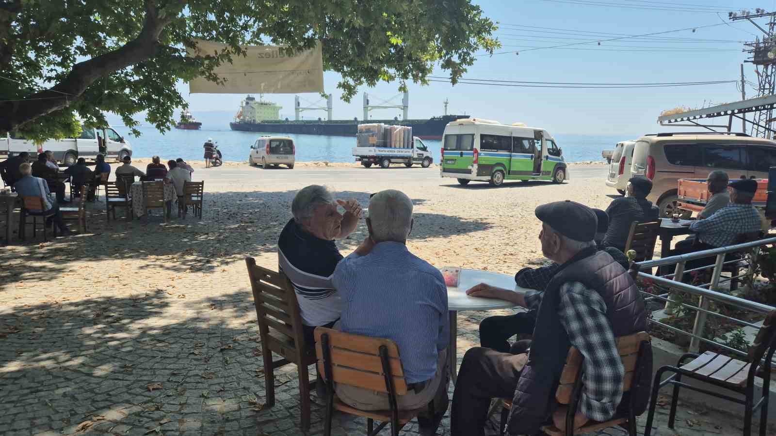 Karaya oturan gemiyi köy kahvesinden izliyorlar