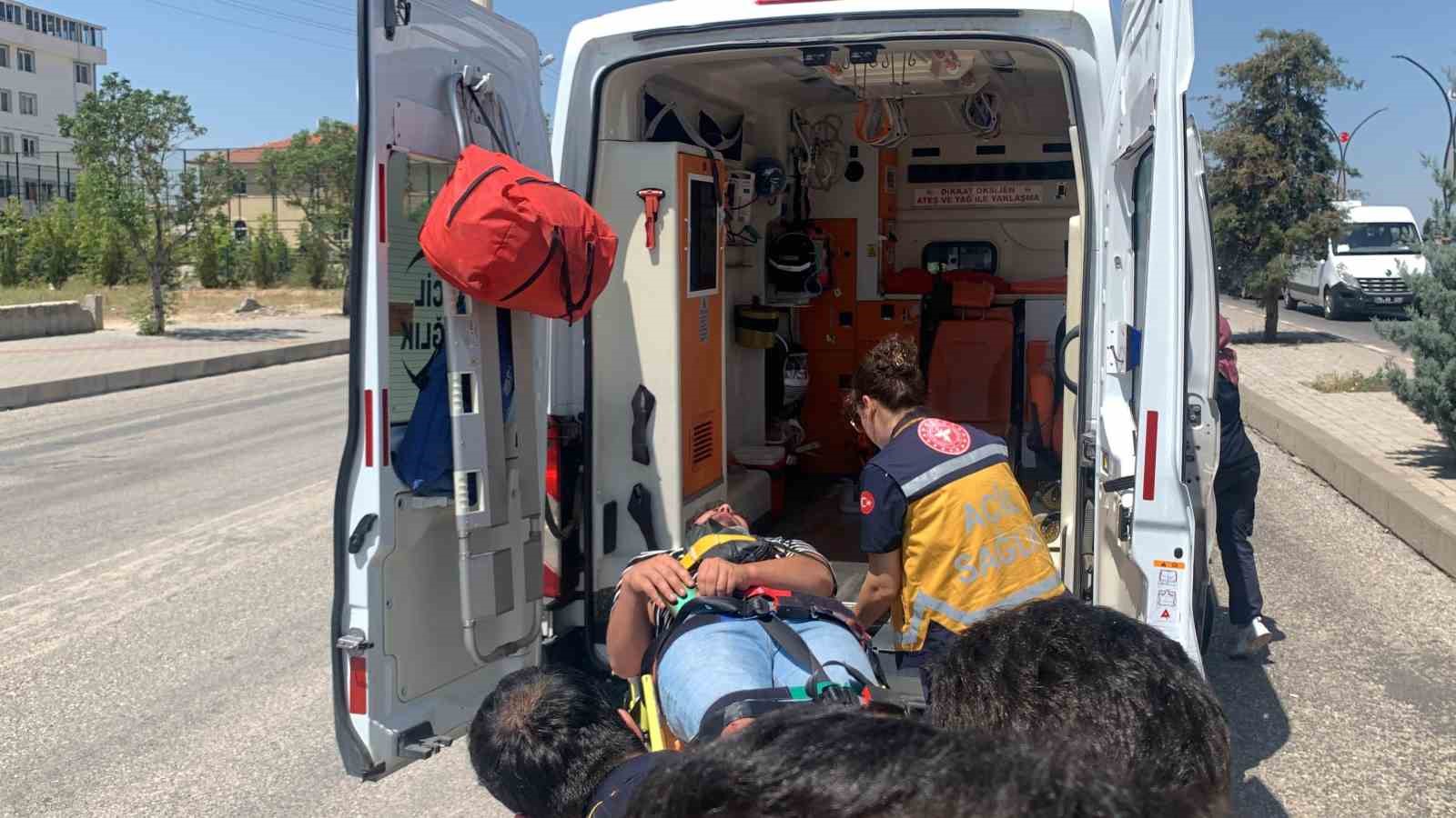 Karaman’da hafif ticari araç aydınlatma direğine çarptı: 1 yaralı