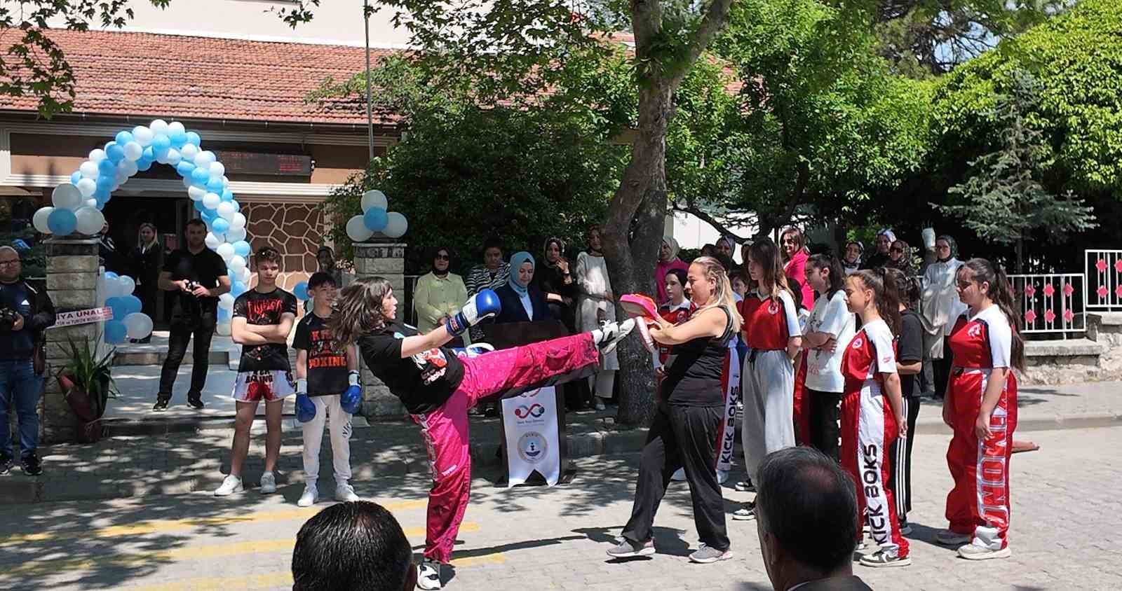 Gedizli kick boksçulardan İzmir Türkiye şampiyonası öncesi büyük başarı