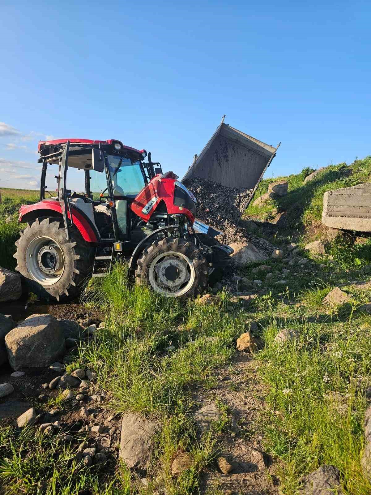 Arpaçay’da traktör şarampole devrildi: 2 yaralı