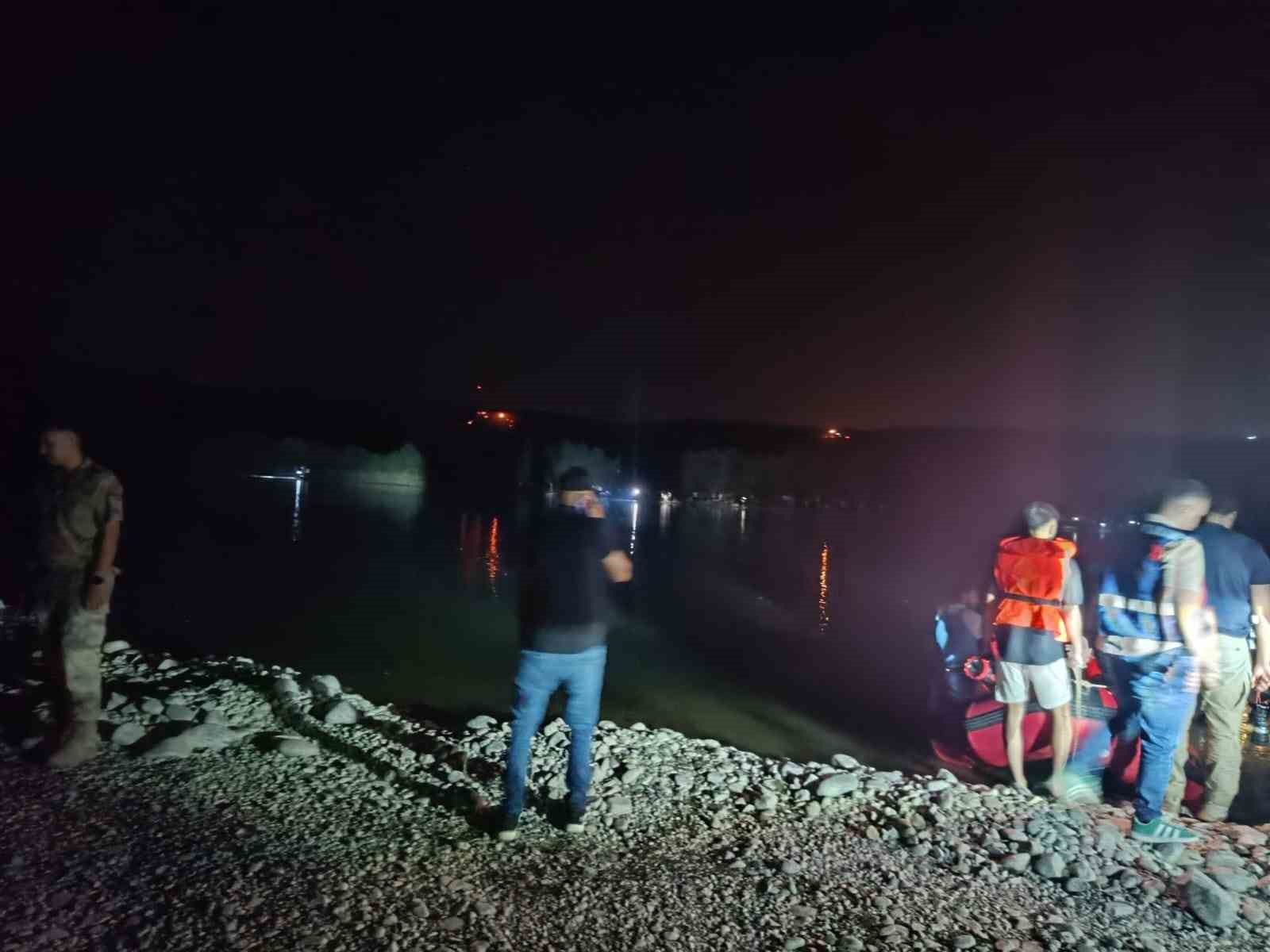 Balık tutmak için nehre giren şahıs akıntıya kapıldı, arama çalışması başlatıldı