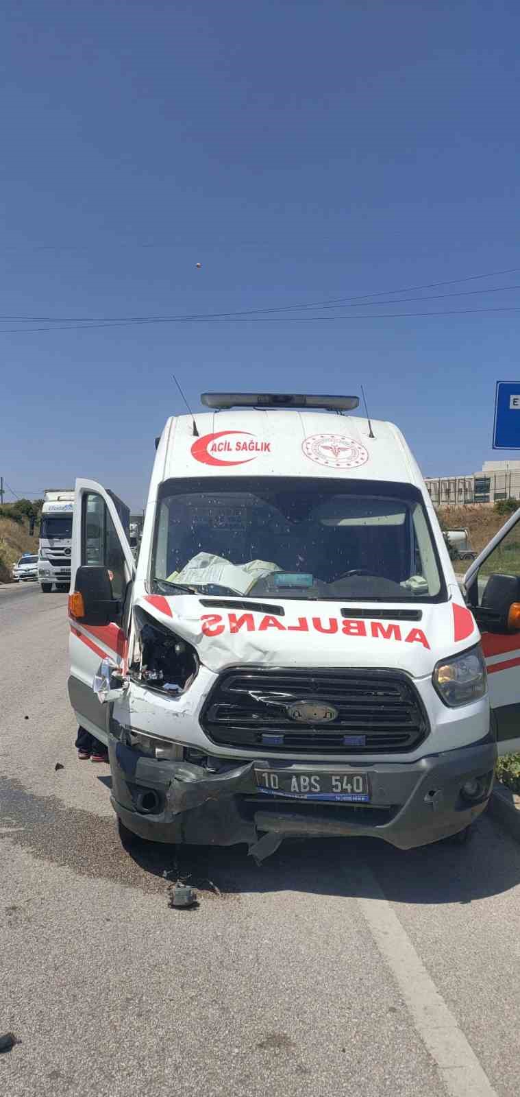 Ambulans otomobile arkadan çarptı: 1 sağlık çalışanı yaralandı