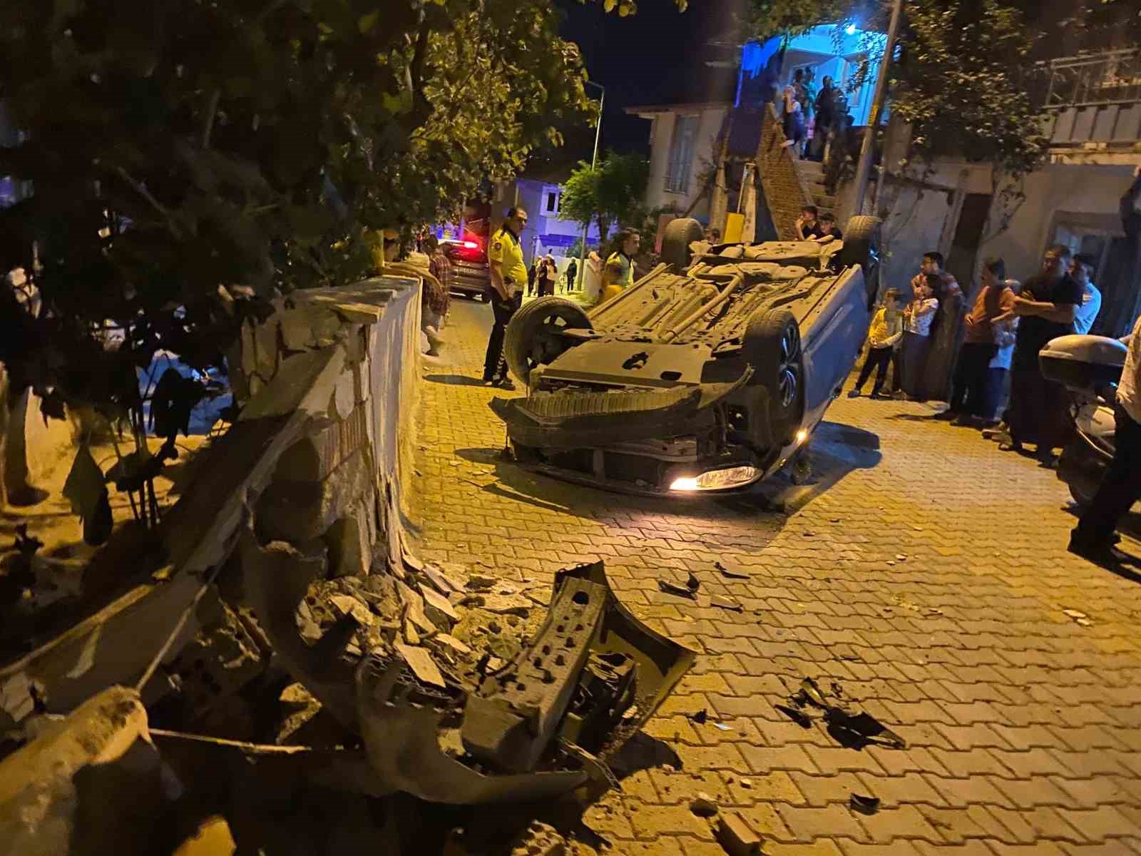 Tokat’ta kontrolden çıkan otomobil evin duvarına çarparak takla attı: 2 yaralı