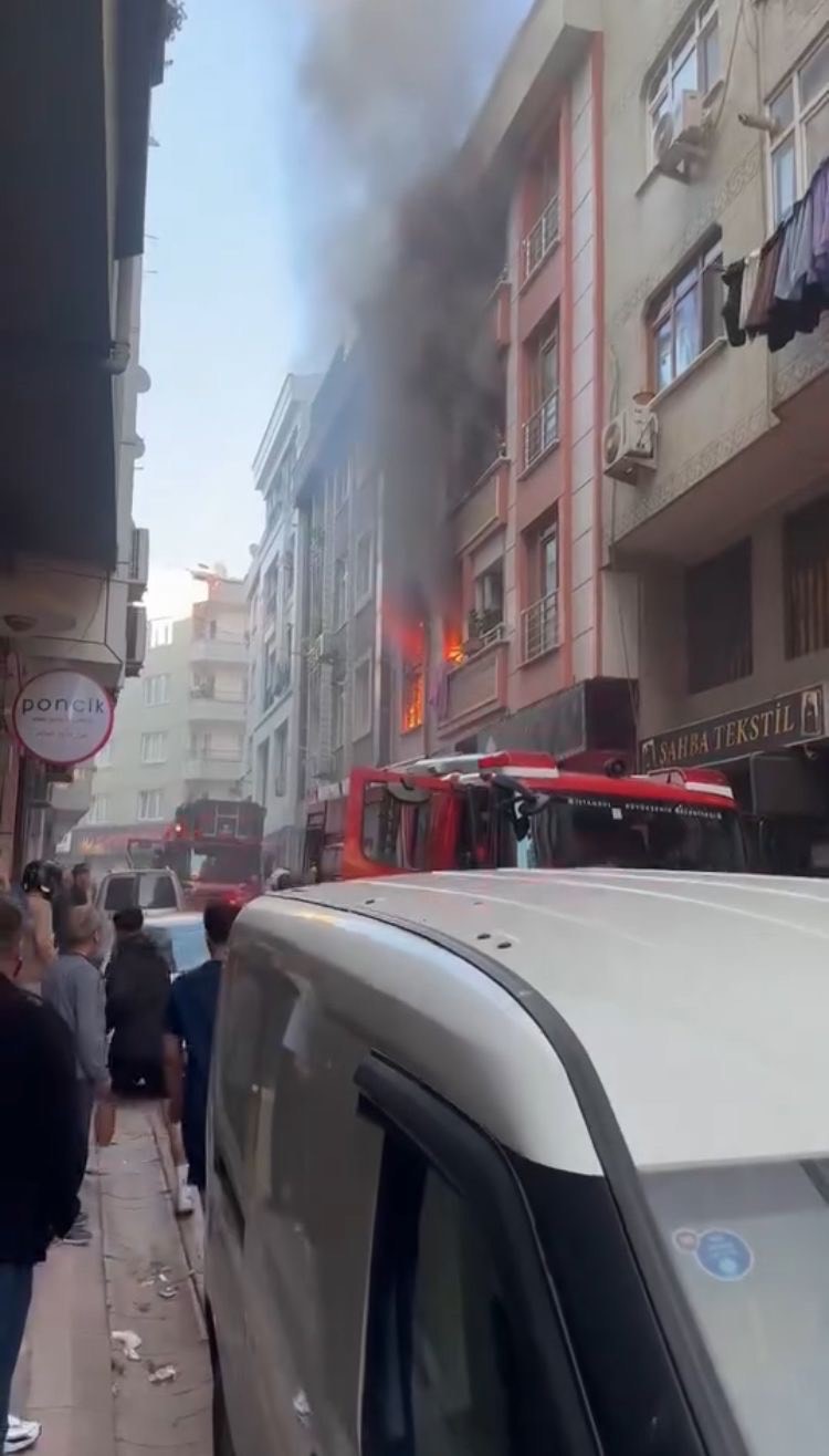 Zeytinburnu’nda çıkan yangında 2. kattan atlayan çocuk yaralandı