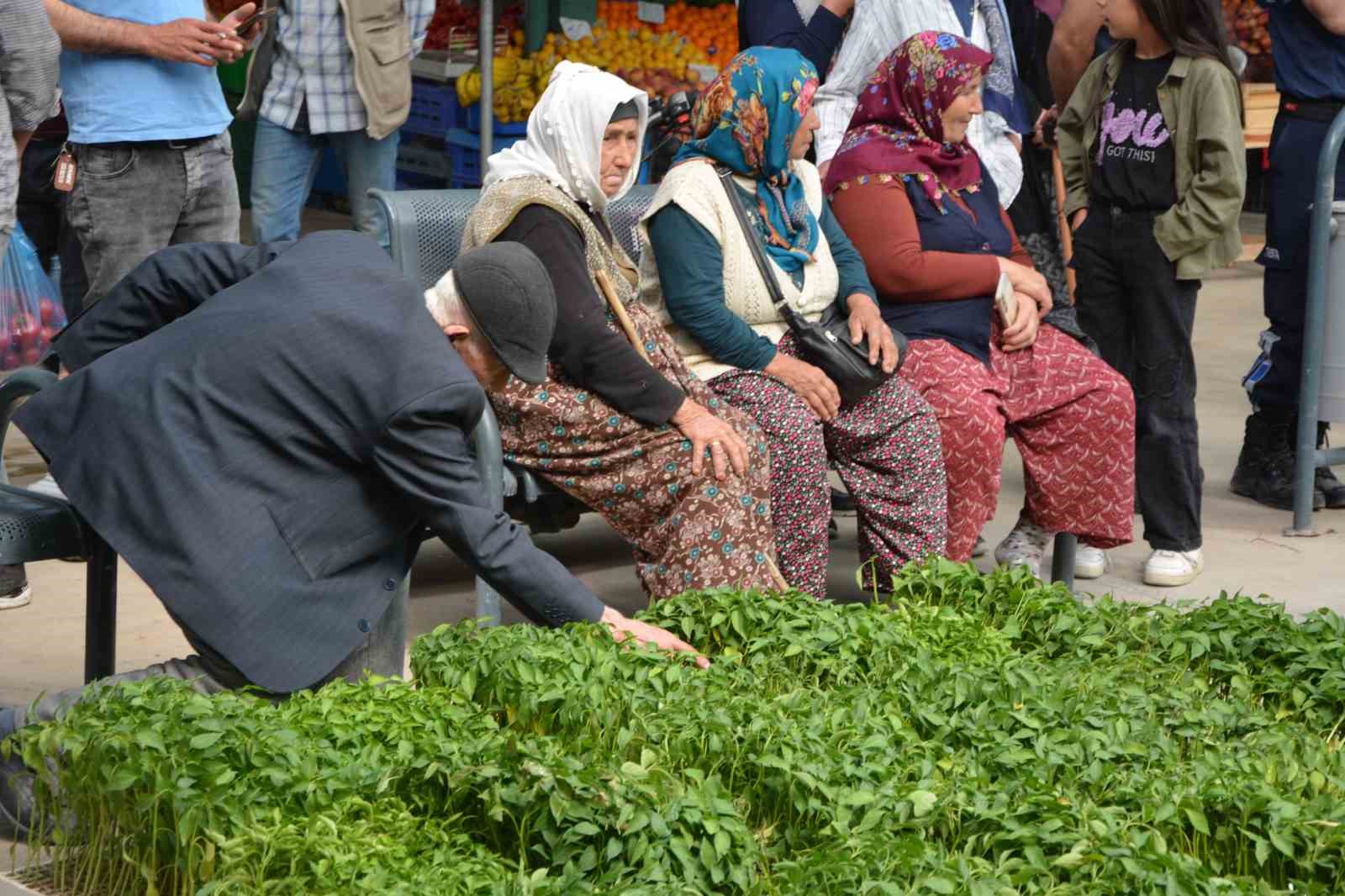 Demircili çiftçilere 40 bin ücretsiz sebze fidesi dağıtıldı