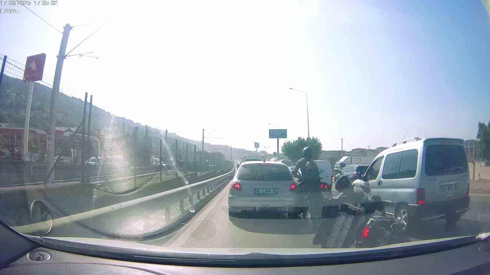 ’Yoğun trafikten kaçayım’ diyen iki motosikletli böyle çarpıştı