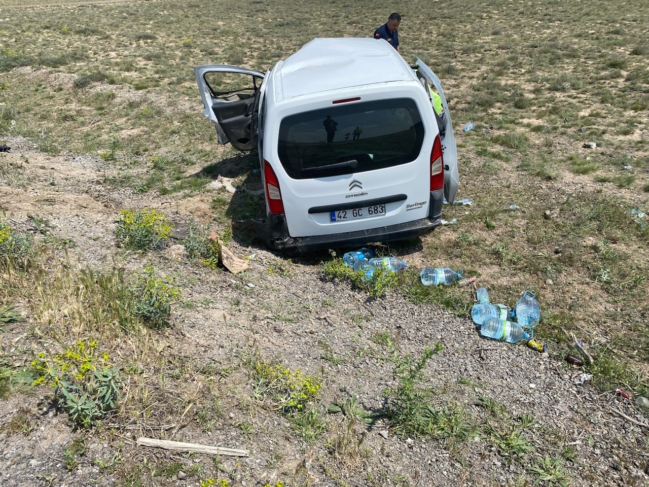 Konya’da lastiği patlayan hafif ticari araç takla attı: 2 yaralı