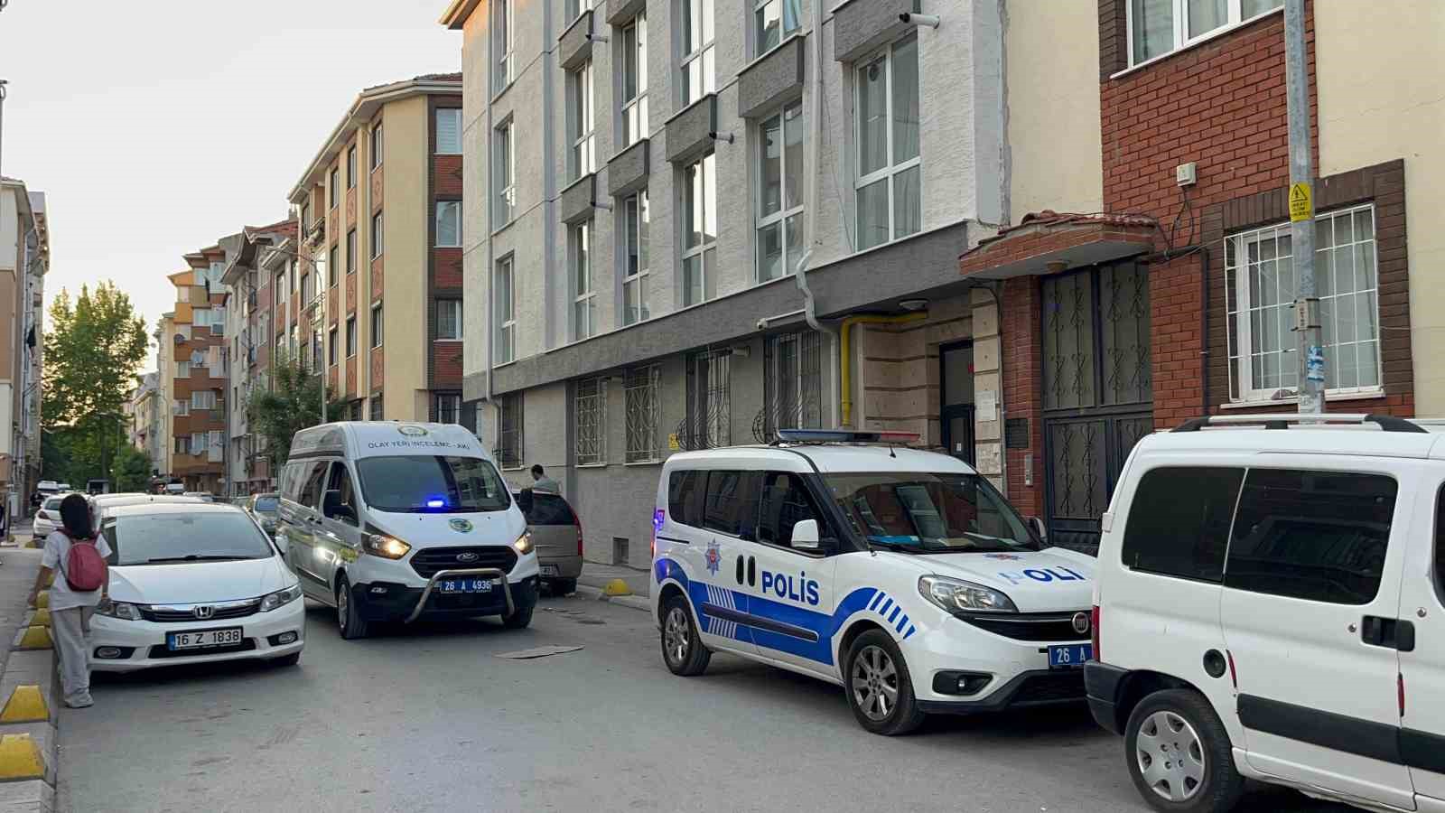 Apartmanı saran kötü kokular sonrası ekipler, çürümeye başlayan cesetle karşılaştı