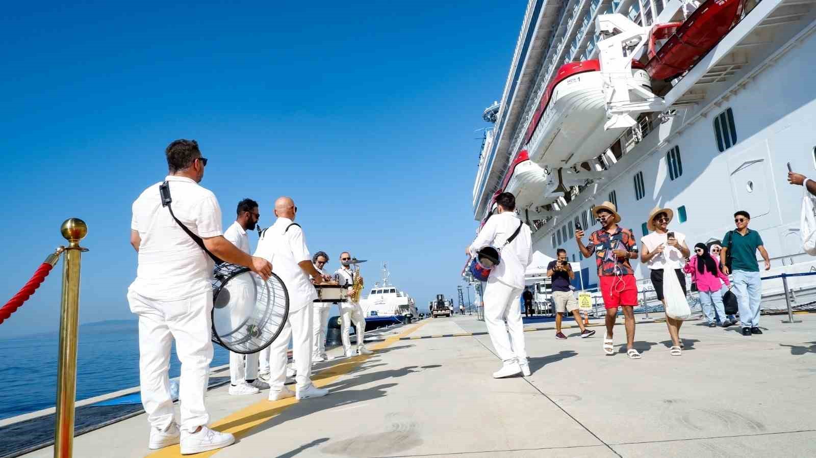 Malta bayraklı kruvaziyer Bodrum’a ilk seferini yaptı