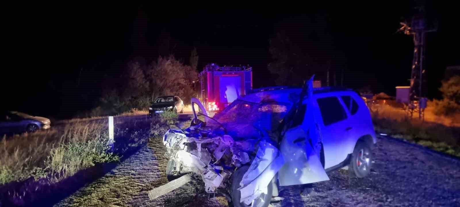 Traktör römorkuna çarpan cip hurdaya döndü: 2’si ağır 6 yaralı