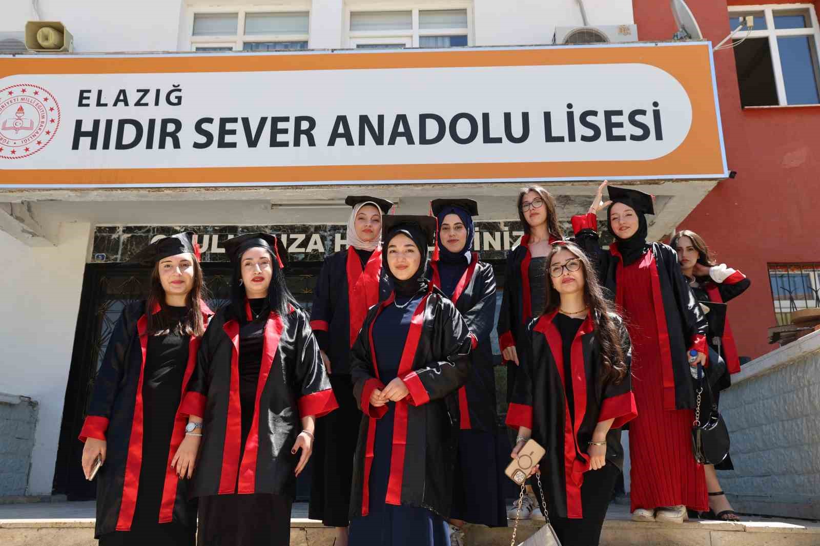Karnelerini aldılar, yardım için okulu terk etmediler