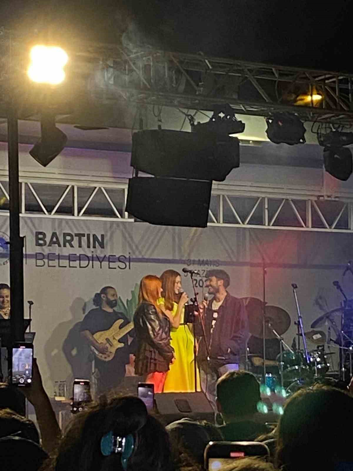 Sahnede evlilik teklifi